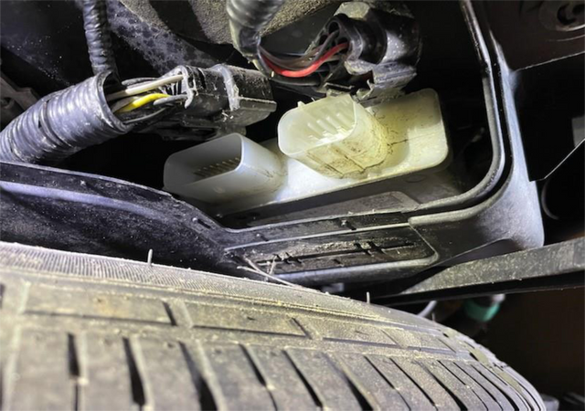 Disconnect the throttle valve, EGR and DEF components