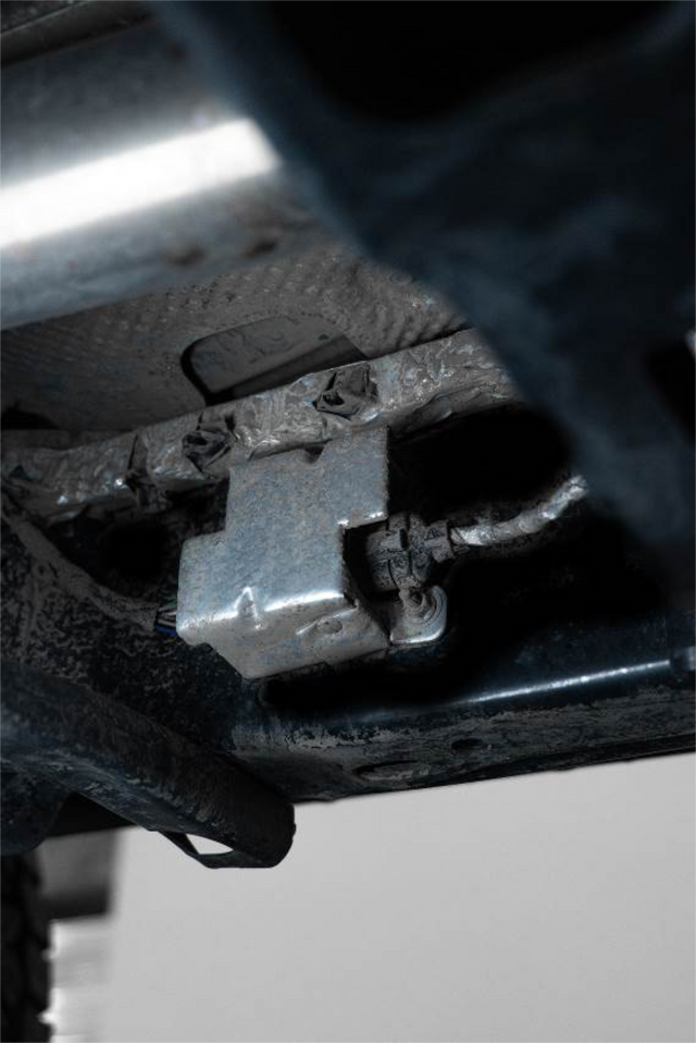 Disconnect the chassis-mounted DPF connector