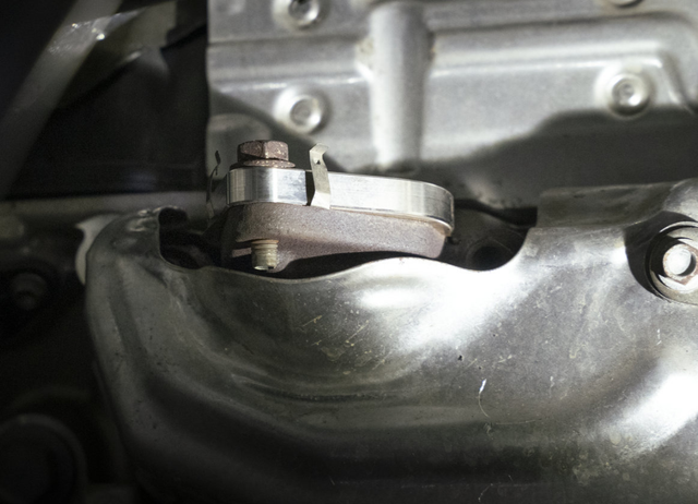 Install the stainless steel plate on the exhaust manifold
