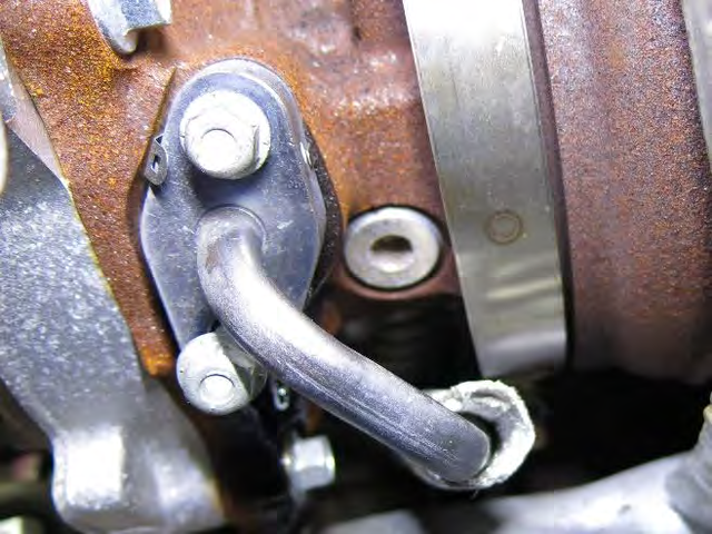 Remove the oil feed line from the centre section